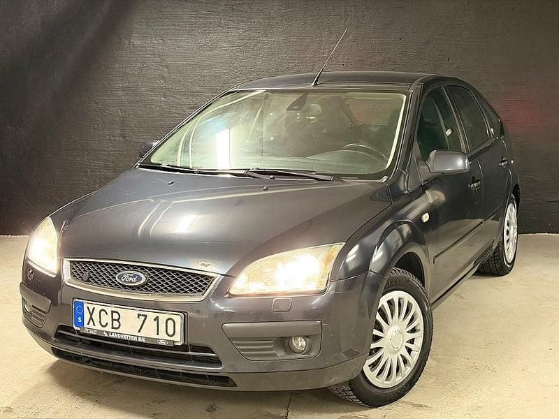 Mörkgrå Begagnad 2005 Ford Focus Halvkombi | 19 900 kr (Marknadspris) - Bild 1/4