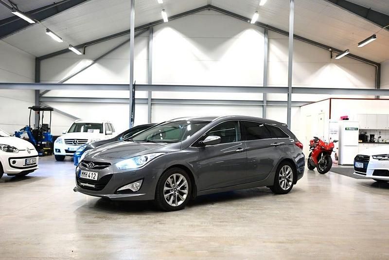 Silver Begagnad 2013 Hyundai i40 Kombi | 119 900 kr (Dyr) - Bild 1/4