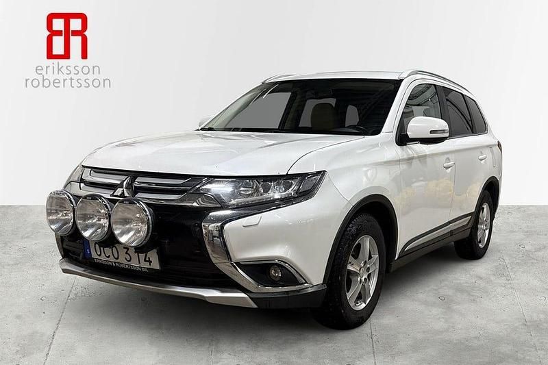 Vit Begagnad 2016 Mitsubishi Outlander SUV | 139 900 kr (Lite dyr) - Bild 1/4
