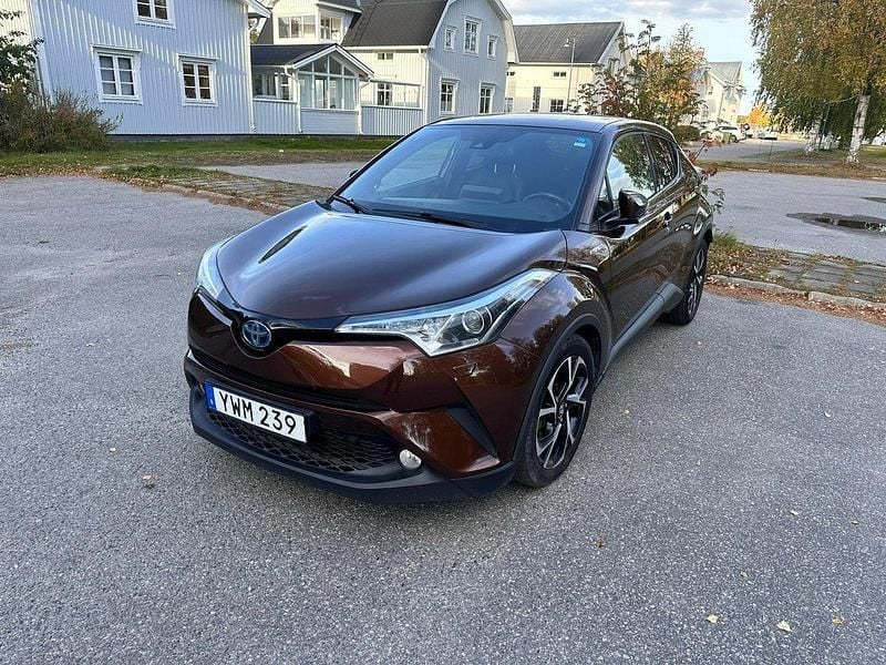 Brun Begagnad 2018 Toyota C-HR Edition SUV | 155 000 kr (Marknadspris) - Bild 1/4