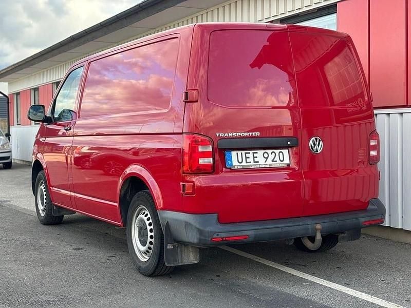 Begagnad VW T6 102 HK (75 kW) 2016 Röd Van