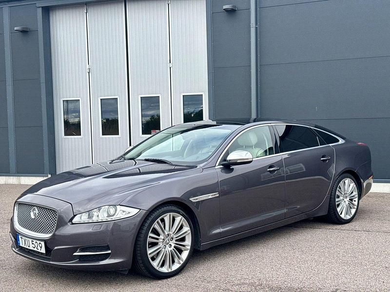 Mörkgrå Begagnad 2010 Jaguar XJ Sedan | 199 000 kr - Bild 1/4