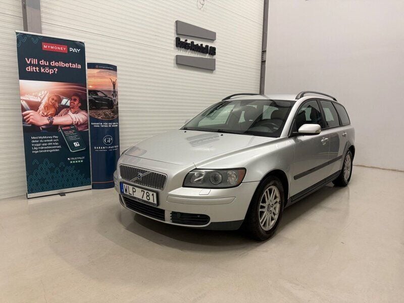 Ljusgrå (grå) Begagnad 2004 Volvo V50 Kombi | 16 900 kr (Marknadspris) - Bild 1/4