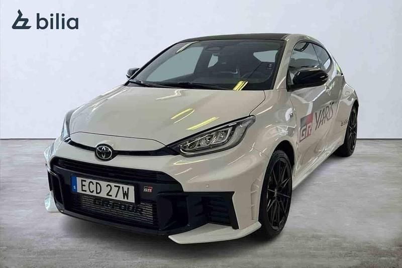 Vit Ny 2025 Toyota Yaris Halvkombi | 639 900 kr (Dyr) - Bild 1/1