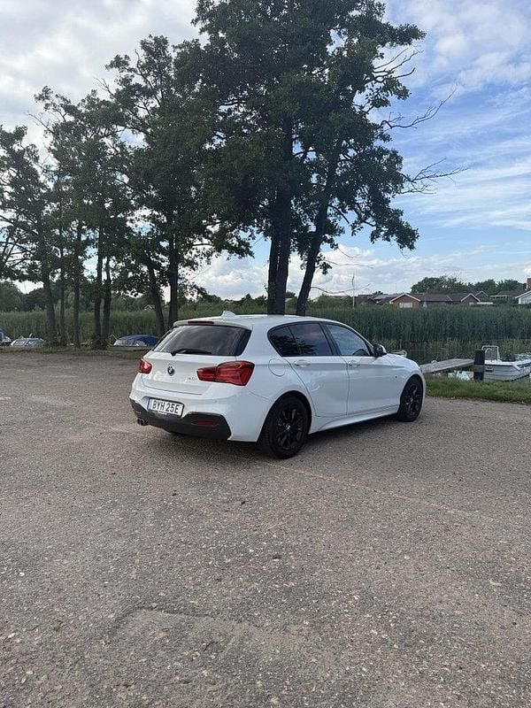 Vit Begagnad 2019 BMW 120 M Sport Halvkombi | 215 000 kr (Marknadspris) - Bild 1/4