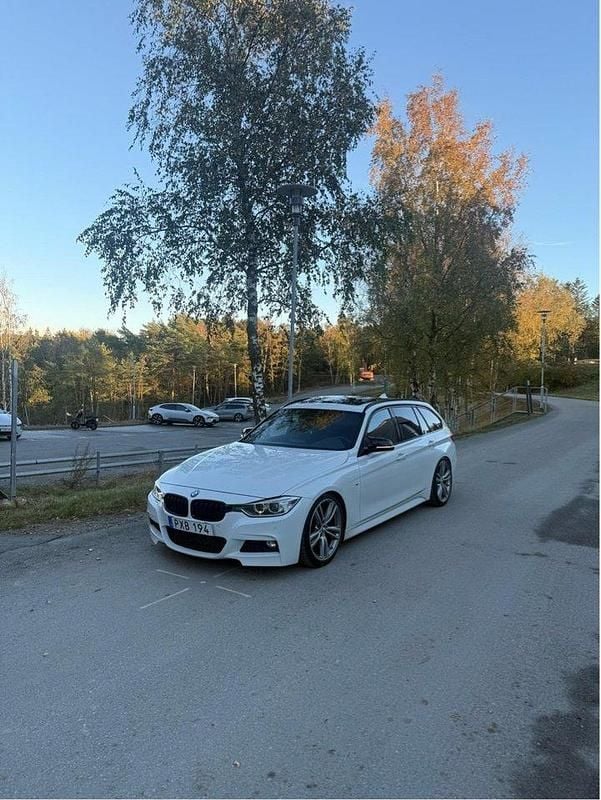 Vit Begagnad 2014 BMW 330 M Sport Kombi | 239 900 kr (Dyr) - Bild 1/4
