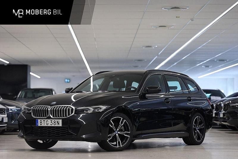 Svart Begagnad 2023 BMW 330e M Sport Kombi | 419 900 kr (Bra pris) - Bild 1/3