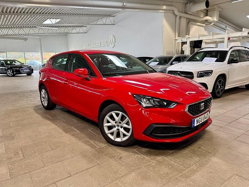 Röd Begagnad 2022 Seat Leon Style Halvkombi | 184 500 kr (Marknadspris) - Bild 1/4