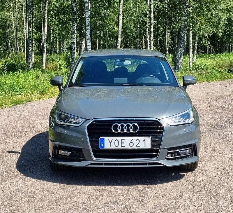 Grå Begagnad 2018 Audi A1 Sportback Halvkombi | 129 000 kr (Marknadspris) - Bild 1/4