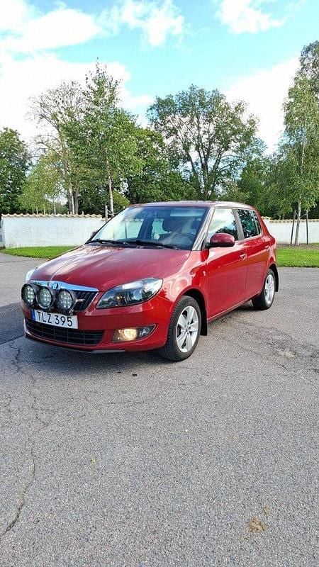 Röd Begagnad 2015 Skoda Fabia Ambiente Halvkombi | 65 000 kr (Bra pris) - Bild 1/4