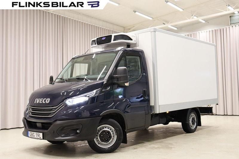 Flerfärgad (blå) Begagnad 2023 Iveco Daily Van | 369 900 kr (Bra pris) - Bild 1/4
