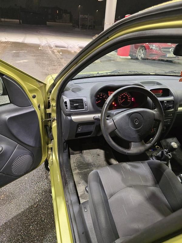 Begagnad Renault Clio R.S. 75 HK (55 kW) 2005 Halvkombi