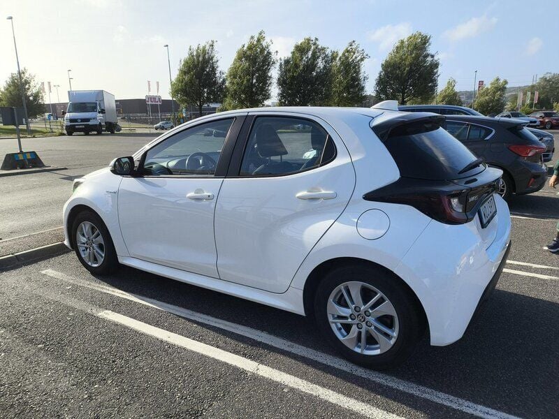 Vit Begagnad 2021 Toyota Yaris Hybrid Active Halvkombi | 154 800 kr (Bra pris) - Bild 1/4