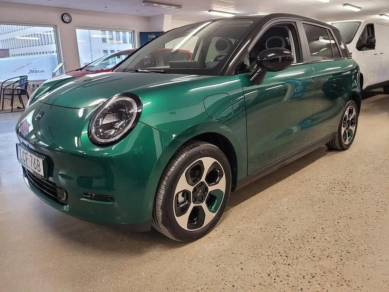 Grön Ny 2025 JAC E30X Halvkombi | 334 900 kr - Bild 1/4