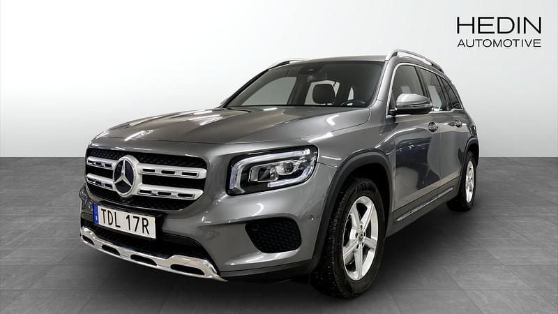 Grå Begagnad 2021 Mercedes GLB200 SUV | 334 900 kr (Marknadspris) - Bild 1/4
