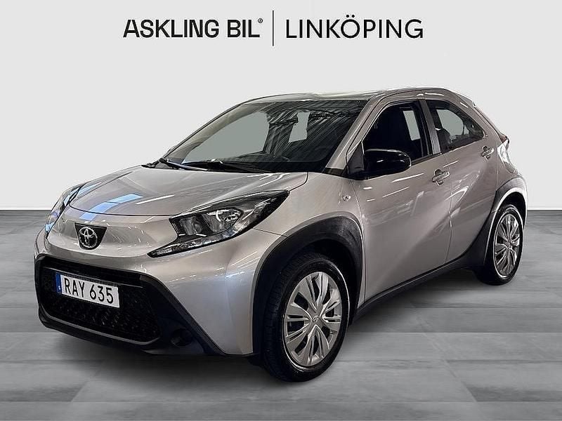 Silver Begagnad 2023 Toyota Aygo Play Halvkombi | 189 000 kr (Marknadspris) - Bild 1/4