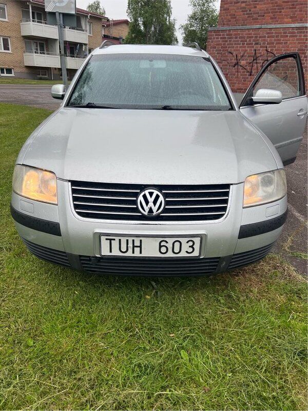 Silver Begagnad 2003 VW Passat Trendline Kombi | 12 000 kr (Bra pris) - Bild 1/4