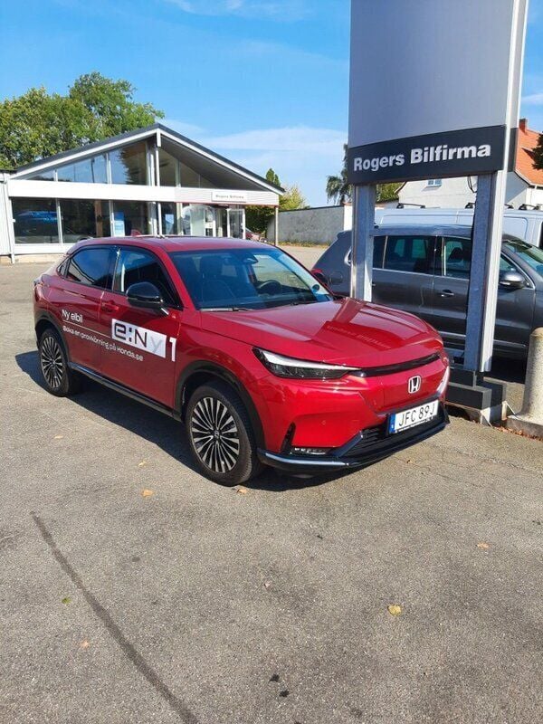 Mörkröd Begagnad 2023 Honda e:Ny1 SUV | 485 000 kr - Bild 1/3