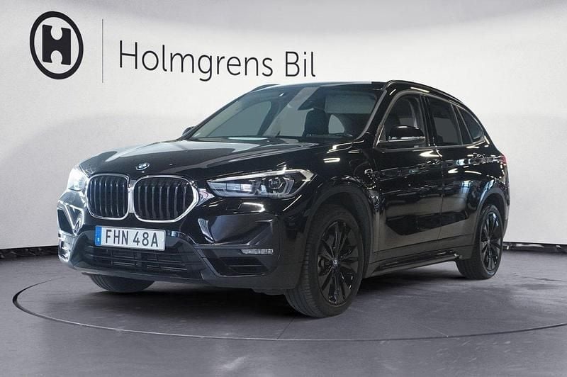 Svart Begagnad 2022 BMW X1 Sport Line SUV | 299 800 kr (Marknadspris) - Bild 1/4