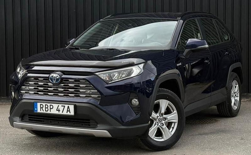 Mörkblå Begagnad 2021 Toyota RAV4 Hybrid Active SUV | 304 900 kr (Marknadspris) - Bild 1/4