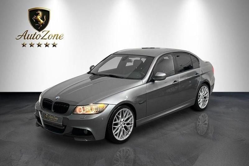 Grå Begagnad 2010 BMW 320 Comfort Edition Sedan | 79 900 kr (Marknadspris) - Bild 1/4