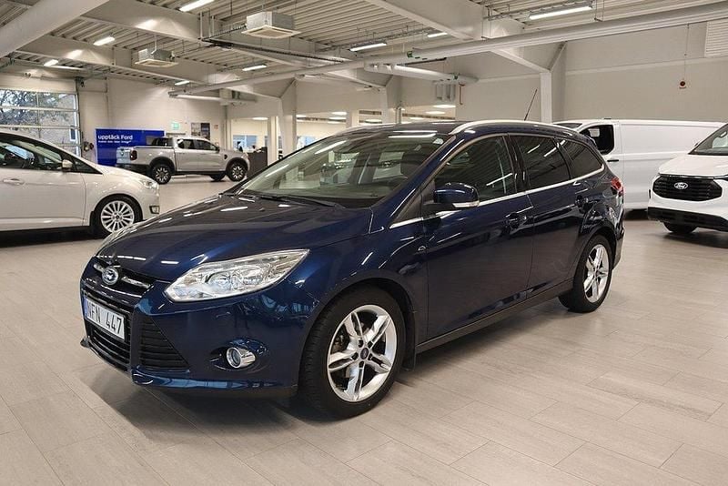 Blå (blå metallick) Begagnad 2012 Ford Focus Titanium Kombi | 93 800 kr (Dyr) - Bild 1/4