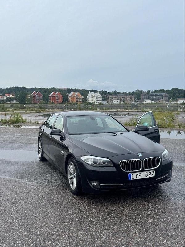 Svart Begagnad 2012 BMW 525 Sedan | 139 000 kr (Bra pris) - Bild 1/4
