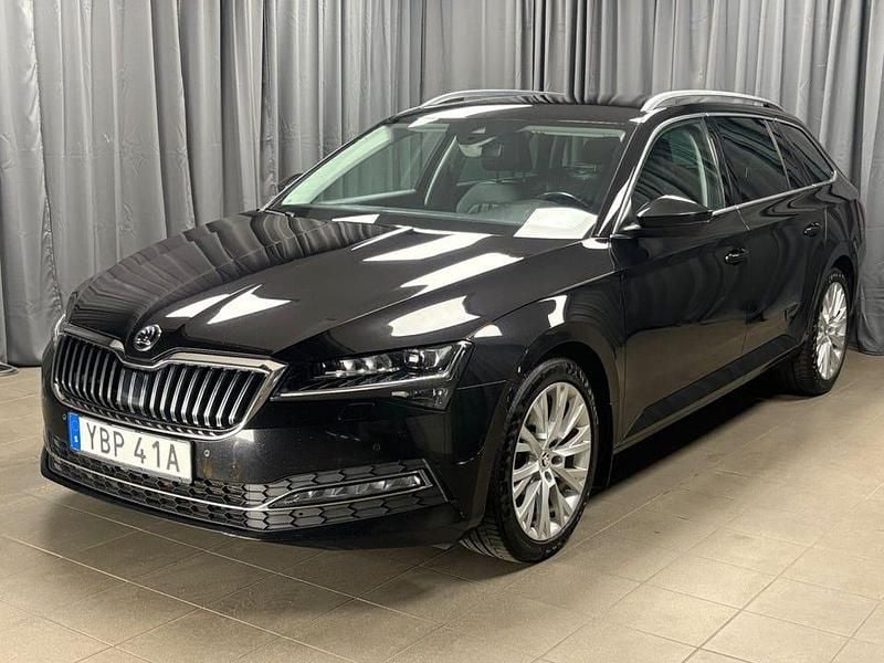 Svart Begagnad 2021 Skoda Superb Business Line Kombi | 254 800 kr (Marknadspris) - Bild 1/4
