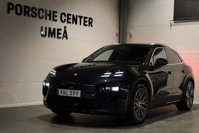 Svart Begagnad 2024 Porsche Macan SUV | 1 109 000 kr (Marknadspris) - Bild 1/4