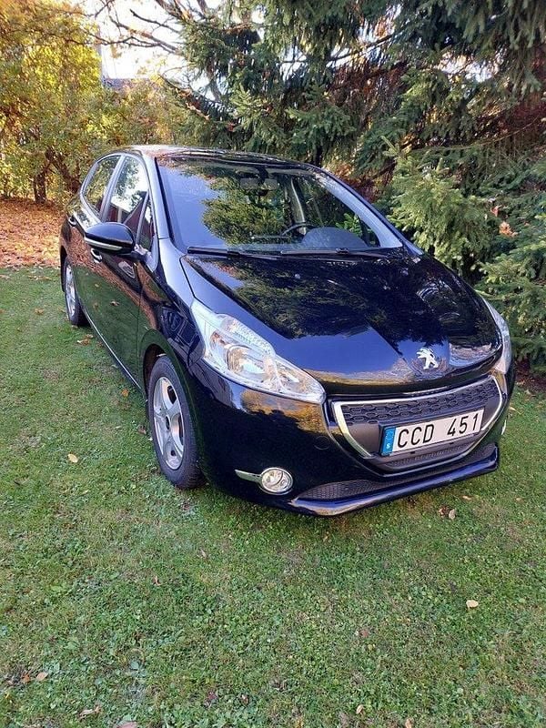 Svart Begagnad 2014 Peugeot 208 Halvkombi | 55 000 kr (Bra pris) - Bild 1/1