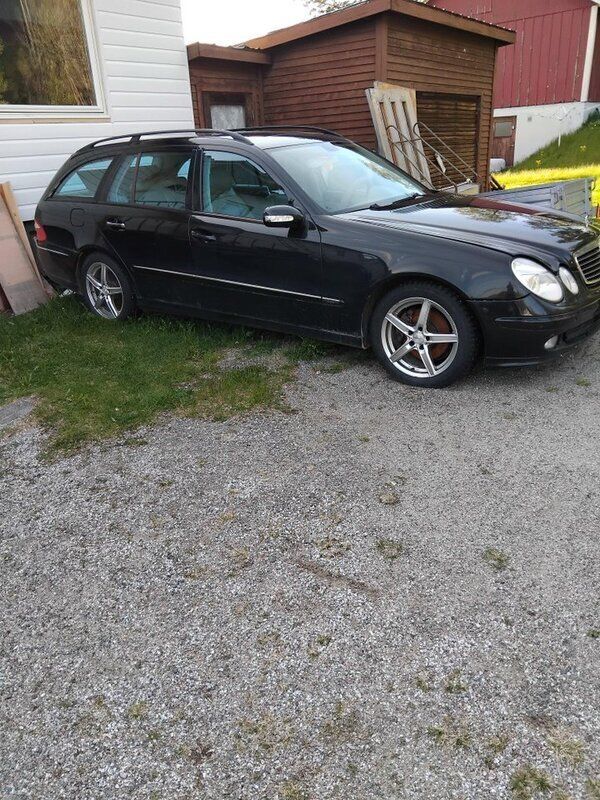 Svart Begagnad 2004 Mercedes E320 Avantgarde Kombi | 60 000 kr (Marknadspris) - Bild 1/4