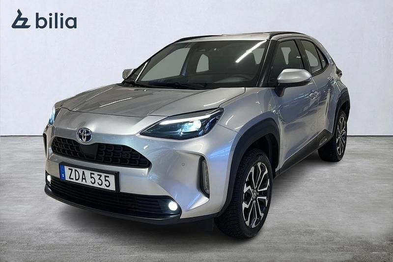 Silver Begagnad 2023 Toyota Yaris Hybrid | 279 900 kr (Marknadspris) - Bild 1/4