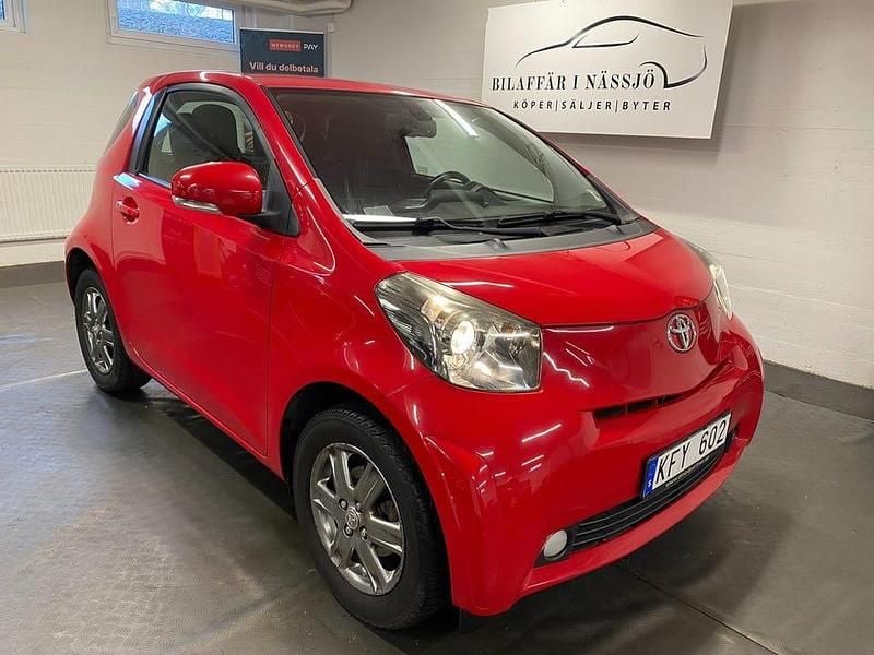 Begagnad Toyota iQ 68 HK (50 kW) 2009 Röd Halvkombi