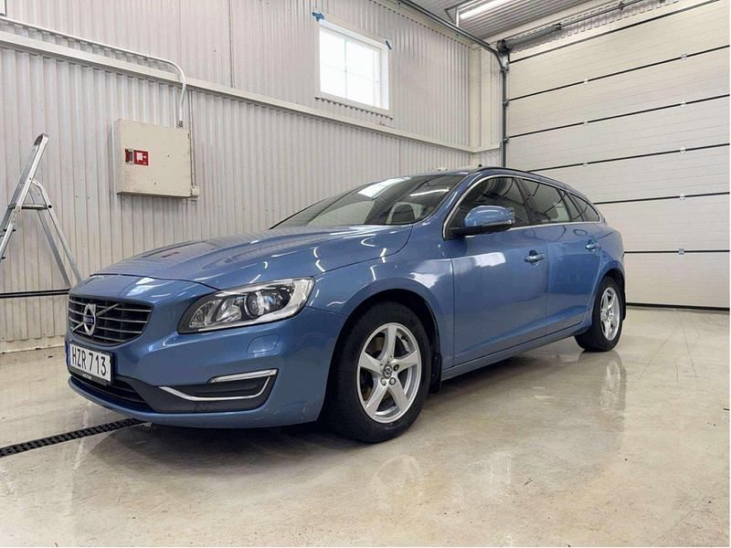 Blå Begagnad 2016 Volvo V60 Momentum Kombi | 157 000 kr (Marknadspris) - Bild 1/3
