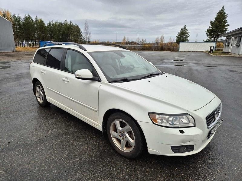 Vit Begagnad 2011 Volvo V50 Kombi | 35 000 kr (Superpris) - Bild 1/4