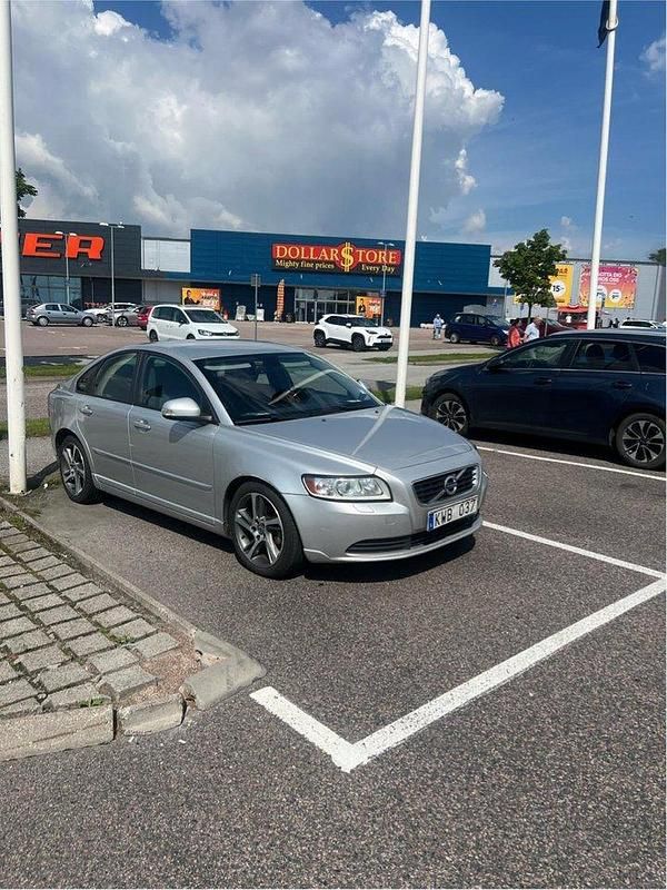 Grå Begagnad 2011 Volvo S40 Kinetic Sedan | 29 900 kr (Marknadspris) - Bild 1/4