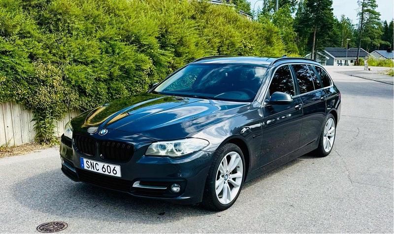 Grå Begagnad 2017 BMW 520 Kombi | 196 000 kr (Bra pris) - Bild 1/4