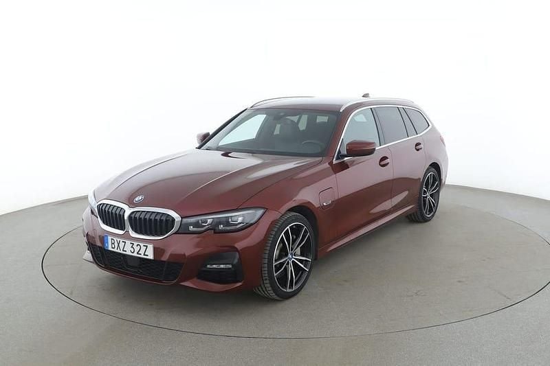 Röd Begagnad 2022 BMW 330 M Sport Kombi | 304 000 kr (Marknadspris) - Bild 1/4