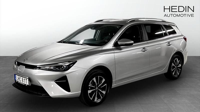 Grå (silver) Begagnad 2022 MG MG5 EV Comfort Kombi | 219 900 kr (Marknadspris) - Bild 1/4