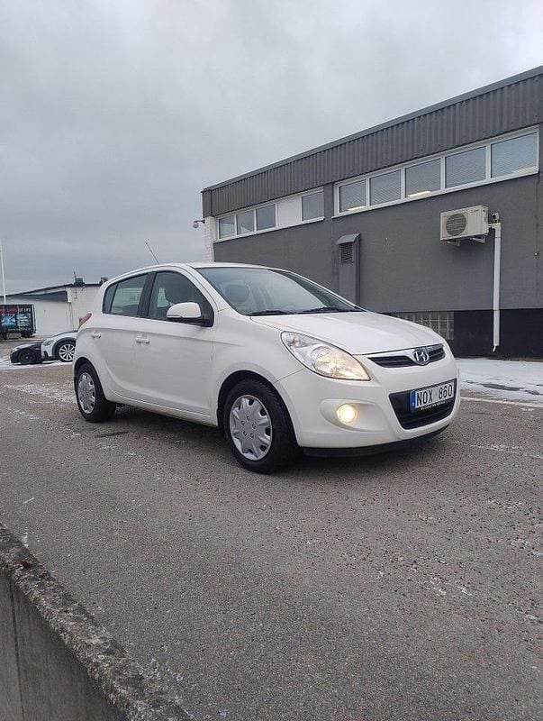 Begagnad Hyundai i20 Premium 78 HK (57 kW) 2012 Vit Halvkombi