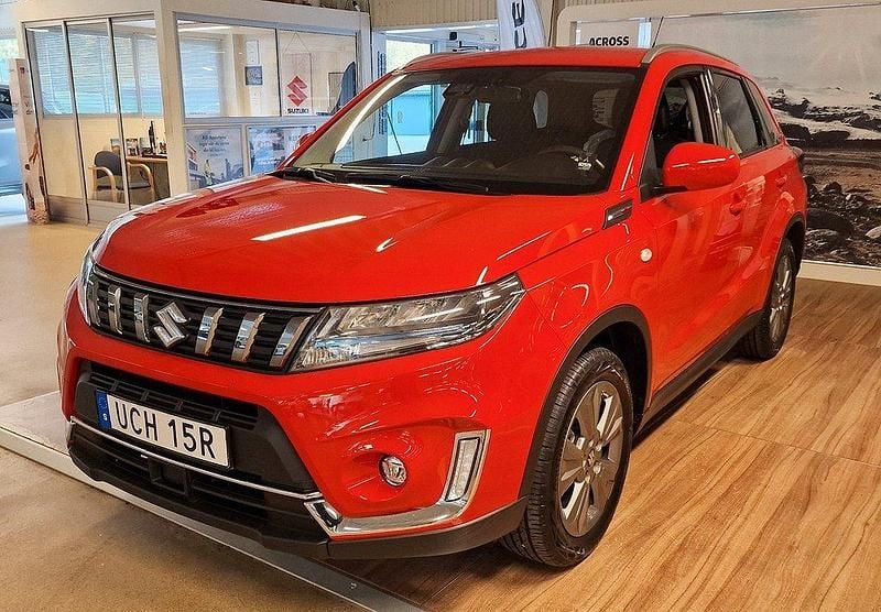 Röd Begagnad 2023 Suzuki Vitara SUV | 274 900 kr (Marknadspris) - Bild 1/4