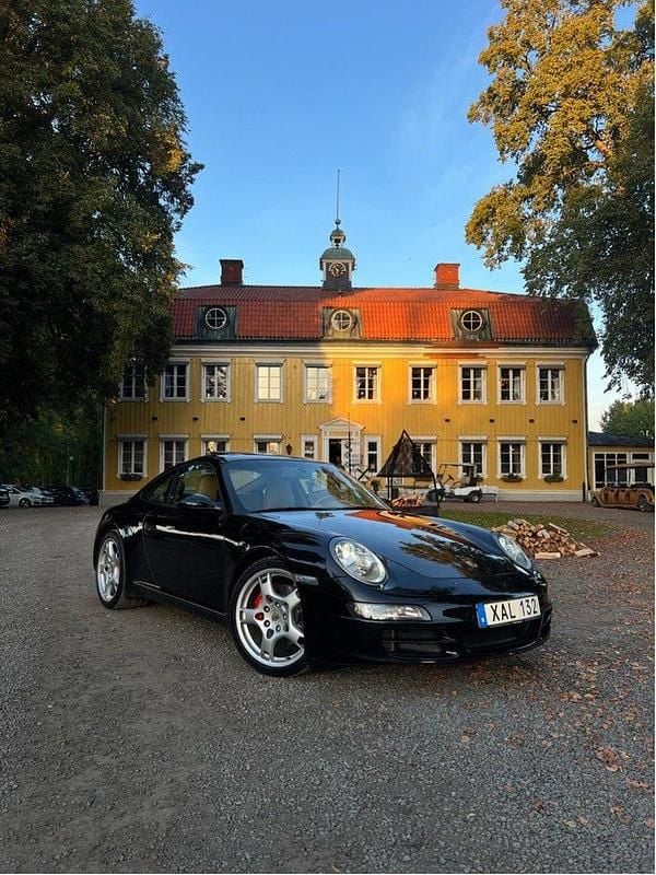 Svart Begagnad 2005 Porsche 911 Carrera S Sportkupé | 579 000 kr (Bra pris) - Bild 1/4