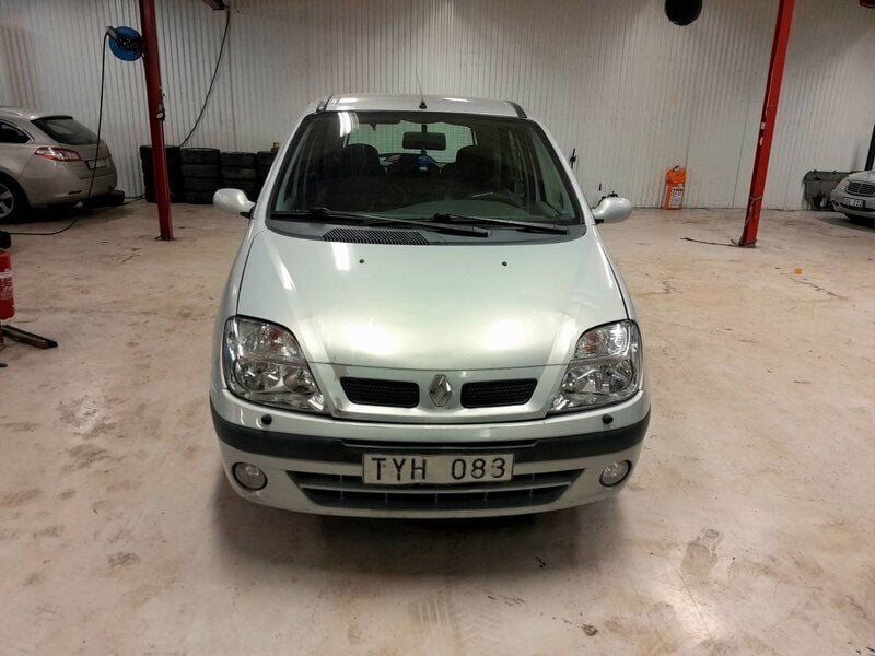 Ljusgrå (grå) Begagnad 2003 Renault Scénic Expression Minibuss | 23 900 kr (Marknadspris) - Bild 1/4