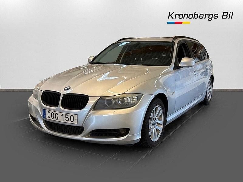 Silver Begagnad 2011 BMW 320 Comfort Edition Kombi | 89 500 kr (Marknadspris) - Bild 1/4