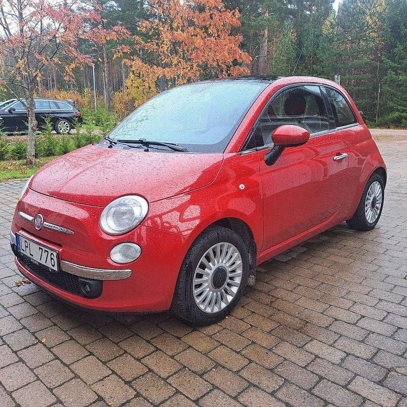 Röd Begagnad 2011 Fiat 500 Lounge Halvkombi | 45 000 kr (Marknadspris) - Bild 1/3
