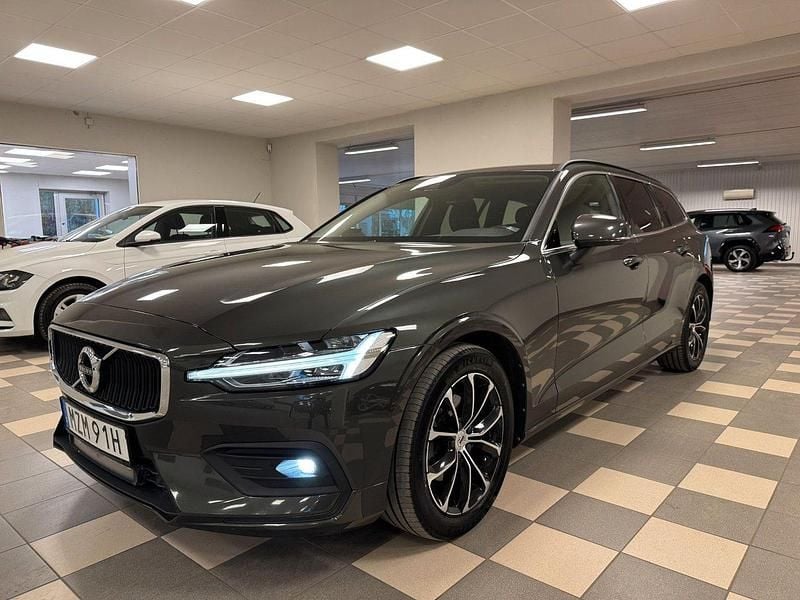 Mörkgrå Begagnad 2021 Volvo V60 Kombi | 307 800 kr (Marknadspris) - Bild 1/4