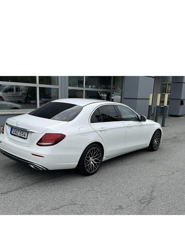 Vit Begagnad 2018 Mercedes E200 Avantgarde Sedan | 255 000 kr (Marknadspris) - Bild 1/4