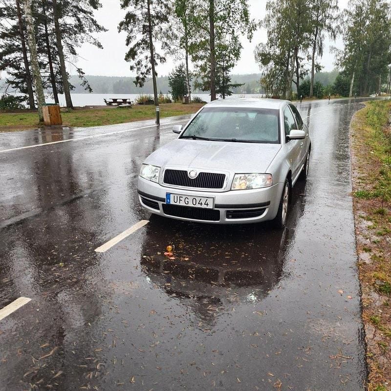 Silver Begagnad 2003 Skoda Superb Sedan | 9 900 kr - Bild 1/4