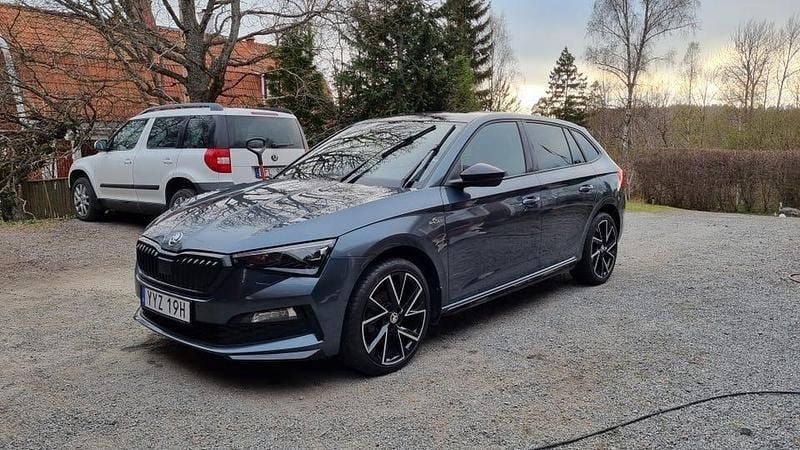Metallic quartz grey Begagnad 2021 Skoda Scala Monte Carlo Halvkombi | 179 900 kr (Marknadspris) - Bild 1/4