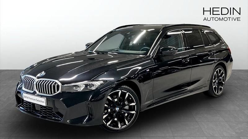 Svart (black) Begagnad 2025 BMW 330e Comfort Edition Kombi | 568 700 kr (Bra pris) - Bild 1/4